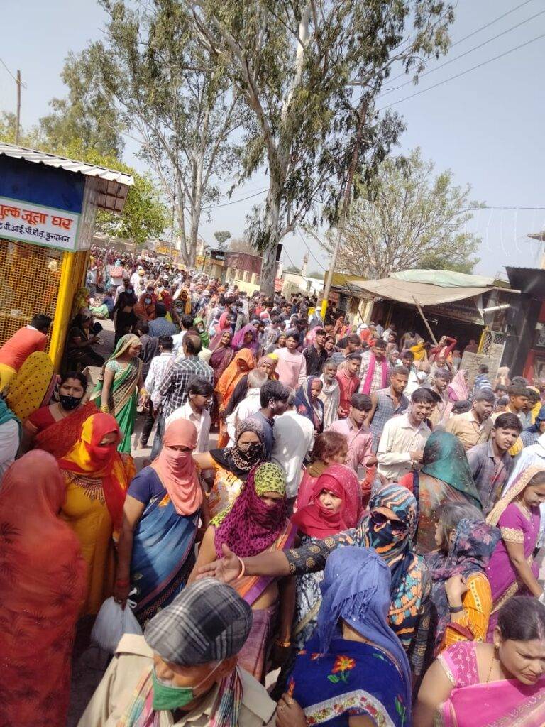 कान्हा की नगरी में इस समय होली का उल्लास छाया हुआ है.