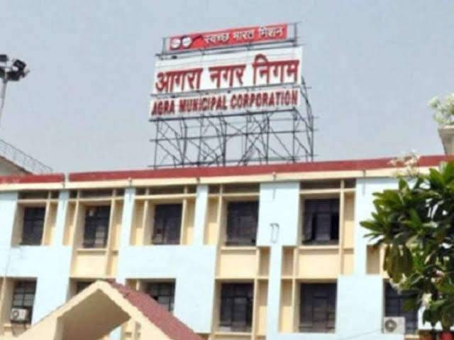 नगर निगम से महिला राजस्व निरीक्षक एक लाख की रिश्वत के साथ गिरफ्तार